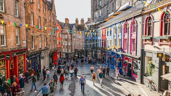 Scotland Edinburgh Victoria Street Guven Ozdemir GettyImages 2149127090