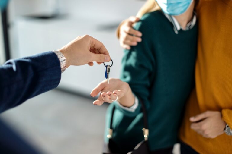 close up of a couple receiving key of their new real estate.jpg s1024x1024wisk20cqa0k3m9HnZNxTGziQno4z5g99qw6dTTRYyO1dZBGpak