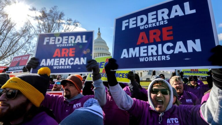 federal workers 01102019 AP AP19010676121570