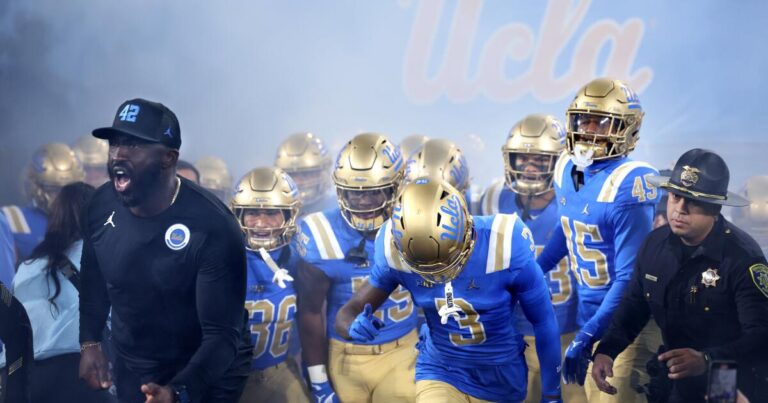 urlhttps3A2F2Fcalifornia times brightspot.s3.amazonaws.com2Fcb2Fdd2Fce676b254080ab85f5ea4ee7abc52F1484024 sp 1123 usc ucla football wjs00023